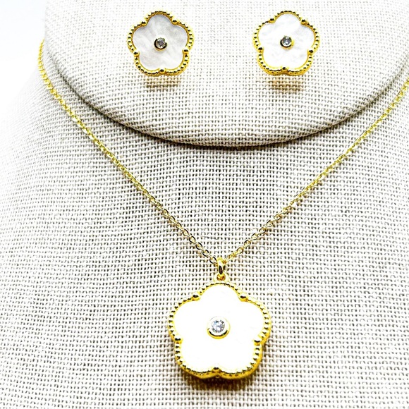 NWOT 18k GP stainless steel aqua colored clover set, necklace is adjus to 18” - Picture 11 of 16